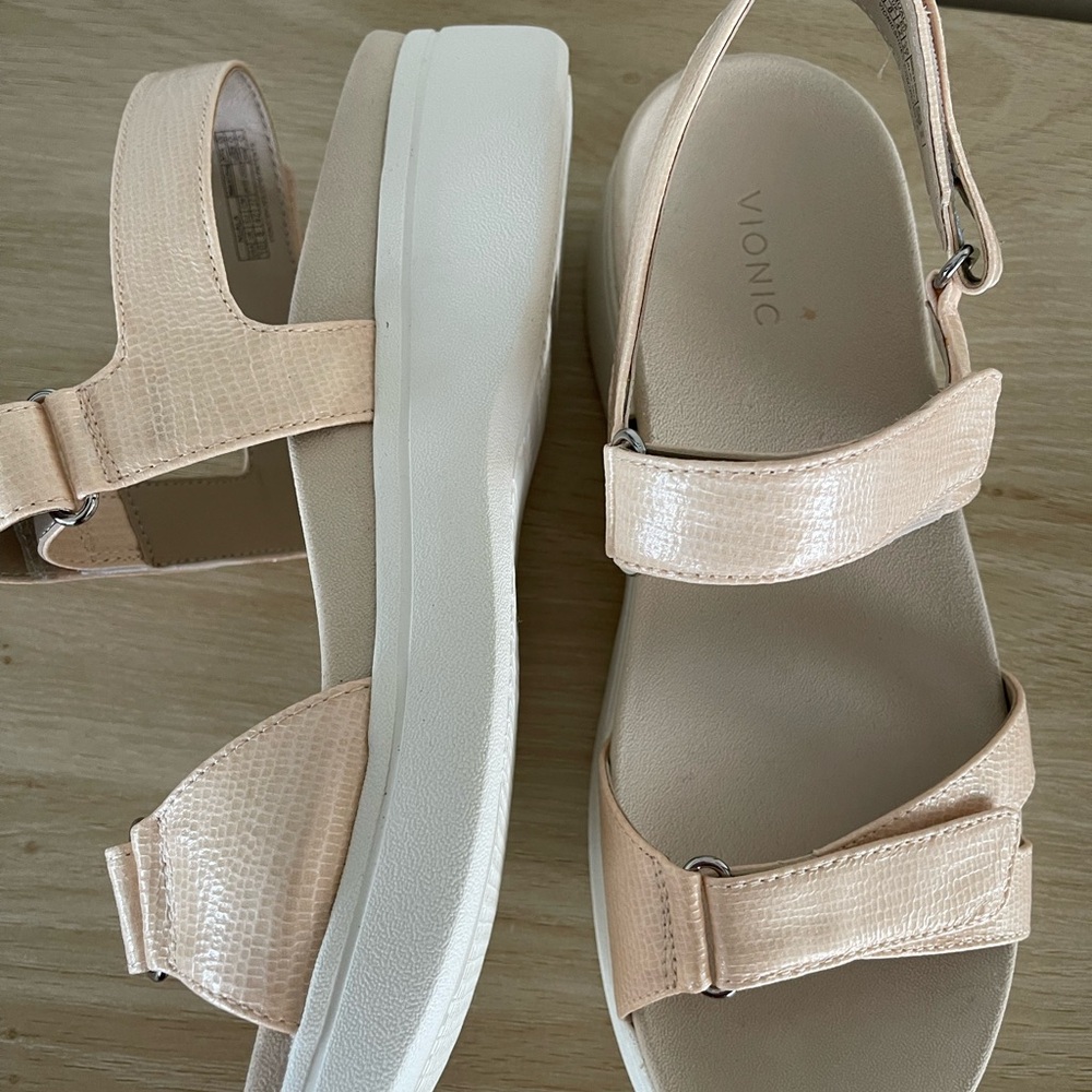 Vionic Women’s Nude Blush Textured Platform Sandals